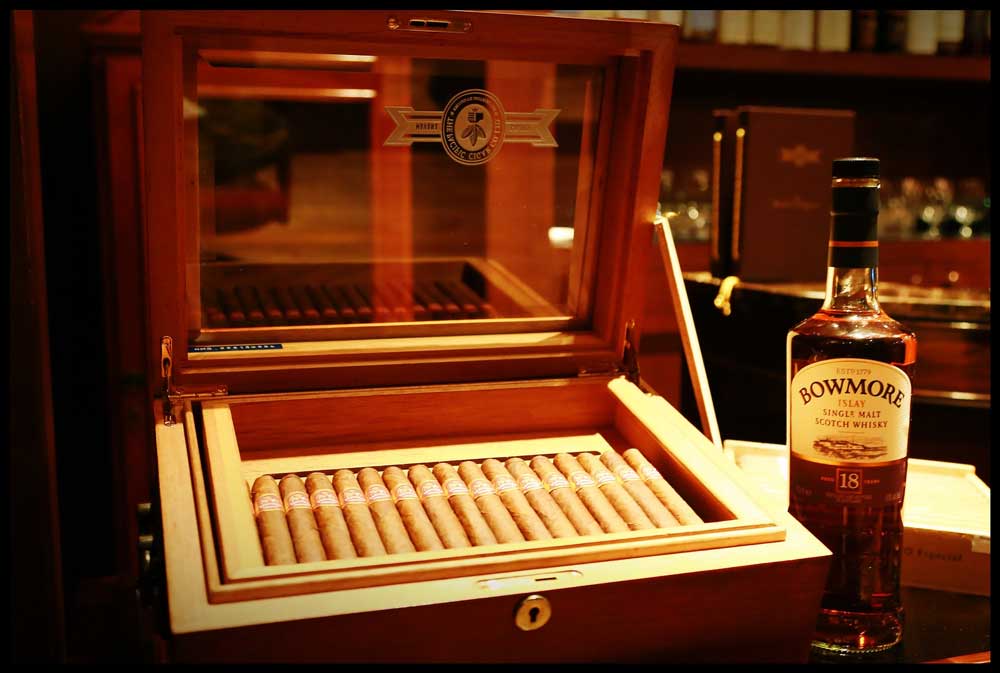 cigars and Bowmore whisky at Old Fashioned Events